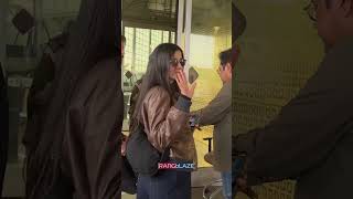 Hrithik Roshan snapped with his Girlfriend Saba Azad at Mumbai Airport  #bollywood #celebsspotted
