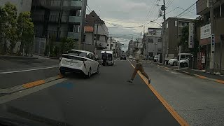 歩道から犬が飛び出してきたので逃げたら大変と思い飼い主さんに進路を譲りました。ドラレコ