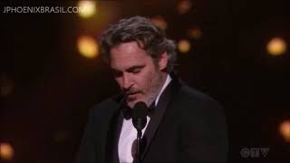 Joaquin Phoenix recebe o Oscar por 'Coringa' (Legendado PT-BR)