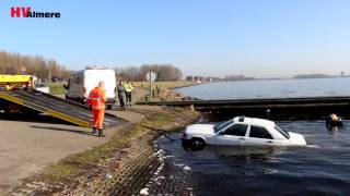 Gestolen auto uit het Gooimeer gehaald