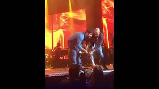 Arijit Singh Picking Up Money & Giving It Back In Live Concert💖 | A True Artist 🙏