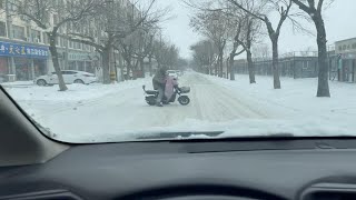 雪天开车3个安全驾驶技巧，遇到这种情况千万别超车，都是经验