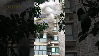 Heroic Chinese man scales building to save girl trapped in burning flat #shorts