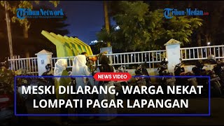 MESKI DILARANG, Warga Nekat Lewati Pagar Lapangan Merdeka Untuk Menyaksikan Kembang Api Tahun Baru