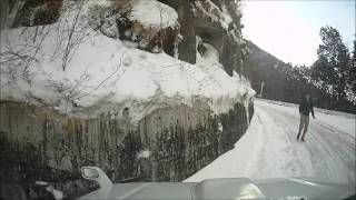 除雪用車両に引き上げてもらいました。 ジムニー高野龍神スカイライン スリップ