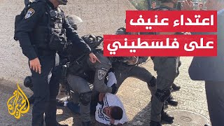 شاهد| قوات الاحتلال الإسرائيلي تعتدي بشكل مُبرح على مواطن فلسطيني