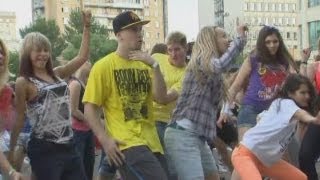 Another Gangnam Style flashmob: But this one involves 1000 people in Moscow and is pretty good