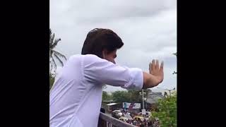Shahrukh khan waving hand to  millions of fans