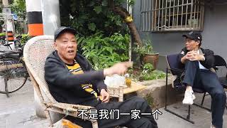 上海爷叔阿姨反驳专家，哪来50万存款，说法居然相同道出真相