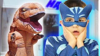 Bromas de Dinosaurios | Héroes en pijamas en la vida real | PJ Masks Español Latino