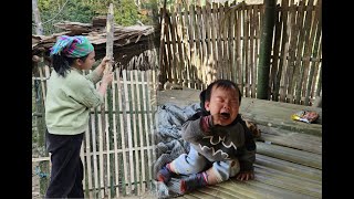 16 Year Old Single Mother Building A Bamboo House Alone -Suddenly a snake appeared next to the child