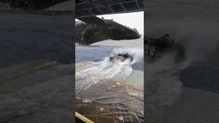 Tank amphibi hampir terhantam paus raksasa