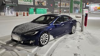 Tesla Model S90D z 2017r darmowe ładowanie polift w ciężkich zimowych warunkach z Oslo do Karlskrony