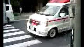 An ambulance turns to the left in Tokyo, Japan. 左に曲がります！