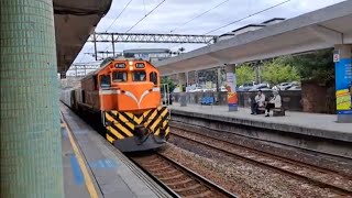 2243次瑞芳發車經由山線開往嘉義的EMU740車王+EMU739阿福號區間車，和7528次R165單柴電頭+數節水泥斗車貨列鳴笛通過