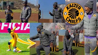 VIDEO: Kaizer Chiefs Coach Arthur Zwane Reprimands Mfundo Vilakazi About Showboating| Kasi Flava