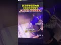 醉汉猛挥多拳砸坏电梯控制面板一男子乘电梯时突然挥拳猛砸电梯，致电梯控制面板掉落。视频中，见有人进入电梯，男子佯装帮按电梯按键，遮掩掉落的控制面板。6月1日，小区物业工作人员称，该男子当时喝醉了