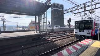 京阪8000系8007F大阪・関西万博ラッピング特急出町柳行き萱島駅通過