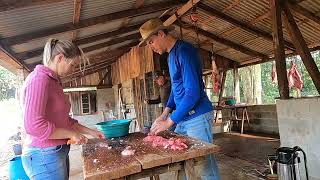 DIA DE CARNEAÇÃO DE PORCO E DE FAZER SALAME, BANHA E TORRESMO