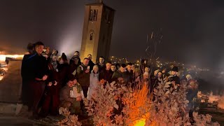 Paljenje badnjaka ispred Petrove crkve- uživo