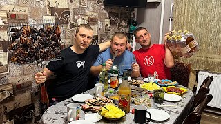 Бодя привёз домашние мясо . Жарим шашлык из курицы на мангале . Отдыхаем с братвой