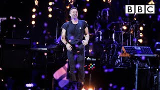 Download Mp3 Coldplay performs A Sky Full Of Stars at BBC Music Awards - BBC