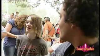 Kev' Adams au parc Astérix avec des fans