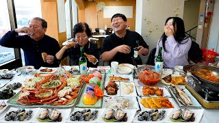 Generous seafood such as snow crab and natural raw fish - Mukbang eating show