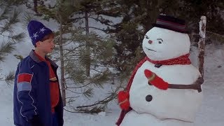 男孩堆起一个雪人，越看越不对劲，却不知它其实是去世的父亲