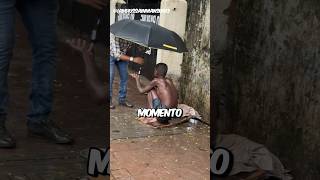 ELE FOI O ÚNICO QUE AJUDOU ESSE MENDIGO NA CHUVA🙏😭