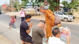 หลวงตาบุญชื่นจาริกธุดงค์ผ่านบ้านหวาย ต.ศรีดอนไชย  ต.เชียงของ  จ. เชียงราย