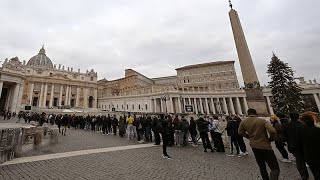 شاهد: مؤمنون يتوافدون لإلقاء النظرة الأخيرة على جثمان البابا بنديكتوس في الفاتيكان