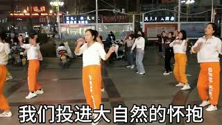 街拍美女广场舞精彩表演  美女如云 歌曲《风景这边独好》