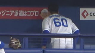 ヤクルトに移籍してしまった三ツ俣を見つけて挨拶する岡林…？ (2023/04/06)