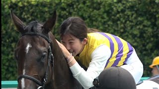 【今村聖奈・新馬勝ち→なでなで→サイン会】メイクデビュー小倉で勝利（セイウンデセオ号）したあと全員の色紙に書きそうな勢いでサインをする今村聖奈騎手　2023年8月12日（土）小倉競馬場