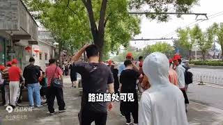 8月2日,北京大街旁的场景，这些人在做什么？