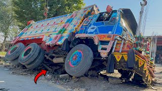 Unbelievable! Overspeed Truck Flipped – Pakistani Mechanics Saved It On Road!