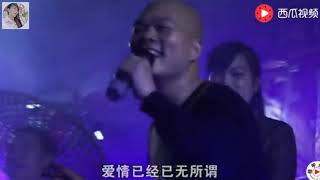 会上这首最流行的歌曲《拥抱你的离去》斗舞的差点打了起来