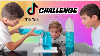 WATER POURING CHALLENGE 😂  (Tu fais déborder le verre, tu perds !)