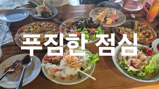 2025.0127. 온천마치고 오는 길. 점심. 상다리가 부러지도록. 4인 약 15,000원. 가성비 쵝오. 돼지 스테아크. 닭고기. 국수. 파자두판. ....