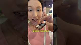 人挑战商场化妆之边做美甲边喝奶茶边走路边化这个美死了美式辣妹妆