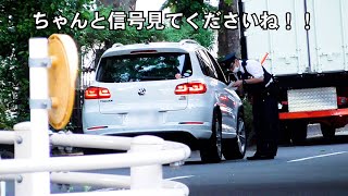 赤信号を全然見ない女性ドライバー。取締り警官の元へ直行する瞬間！！