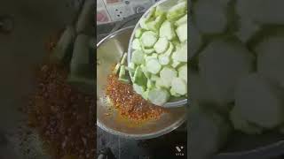 Spicy Turai ki Sabji | नए तरीके से तुरई की मसलेदार सब्ज़ी #cooking #shorts #viral #yummy #trending