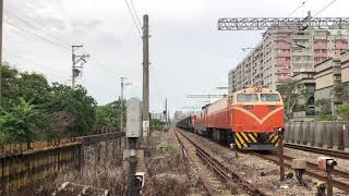 7022次長編貨運列車 桃園內壢間(國際路平交道)通過 行駛東正線 三機軍列