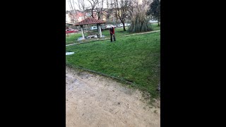 Graban a un hombre jugando al golf en el Parque Miño