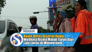 Hujan Deras Disertai Angin, Walikota Risma Malah Turun Atur Lalu Lintas di Wonokromo