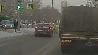 А, вот и не убежишь! Школьница попала под колёса