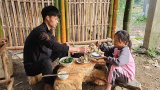 Homeless boy goes into the forest to harvest banana flowers to sell, buys meat to cook with the girl