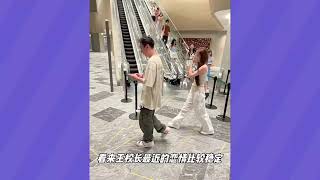 王思聪逛街被偶遇，悠闲揽美女前行，恋情稳定引热议