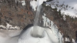 氷の滝つぼ、水を飲み込む　白山・百四丈滝